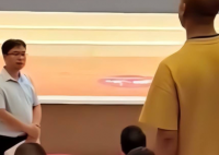 孩子只考8分 家长怒怼校方 这是教学方式问题？