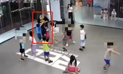 男孩学街舞被老师取绰号揪耳朵 不管什么原因，都不该体罚孩子