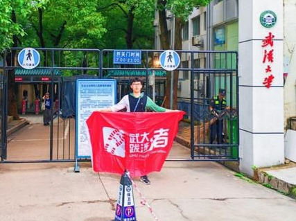 小伙花77.7元从武汉坐公交到长沙 引起网友热议