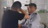 坠楼幼童父亲跪地感谢公交司机 家长们应当加强对孩子的照顾和防护