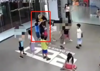 男孩学街舞被老师取绰号揪耳朵 不管什么原因，都不该体罚孩子