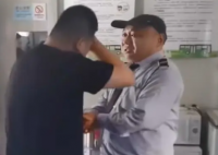 坠楼幼童父亲跪地感谢公交司机 家长们应当加强对孩子的照顾和防护
