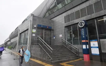 北京地铁燕房线全线停运 降雨、行洪期间，远离河道