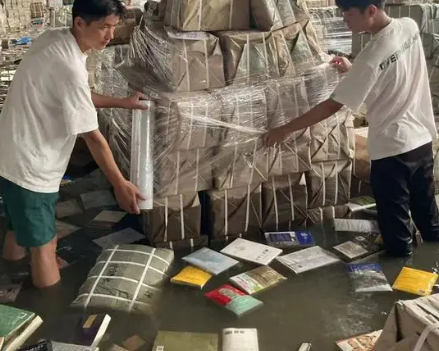 洪水穿过物流重镇 图书库房损失过亿 现在还有可能把书拿出来吗?