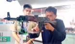 退役老人逛射击馆枪枪10环 真让人佩服