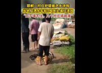 河北一村庄河堤决堤 当地用罐车堵口 并投入大量砖头，才将溃口堵住