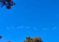 悉尼上空现CoCoLee云朵字 粉丝以独特的方式向他们深爱的偶像告别