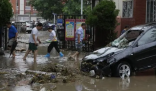 暴雨亲历者:父亲被冲走 人没了 情况挺危急