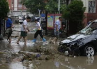 暴雨亲历者:父亲被冲走 人没了 情况挺危急