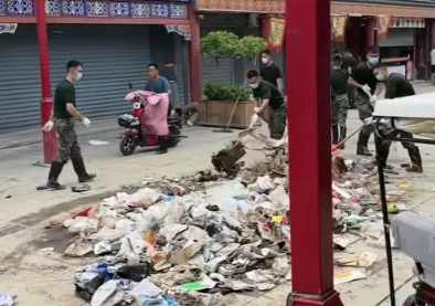 涿州执法车凌晨带队往村边倒垃圾 我们看到了城市管理的不足和问题