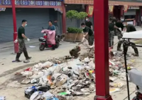涿州执法车凌晨带队往村边倒垃圾 我们看到了城市管理的不足和问题