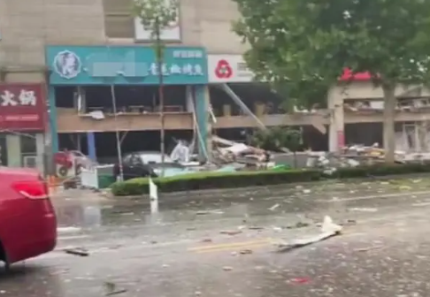 山东一门店爆炸 相邻银行损毁严重 整个街区被强烈的冲击波所震撼