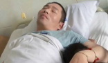 植物人父亲用尽全力给儿子盖被子 父母的爱是无私的
