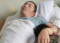 植物人父亲用尽全力给儿子盖被子 父母的爱是无私的