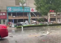 山东一门店爆炸 相邻银行损毁严重 整个街区被强烈的冲击波所震撼