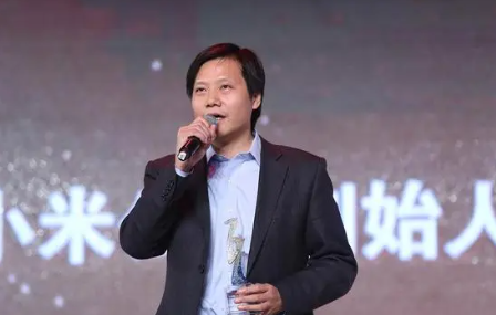 雷军分享大学经历称自己是社恐 雷军的实际表现更符合社牛的特点