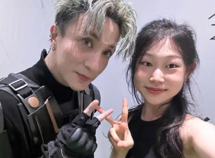 小沈阳晒女儿与薛之谦合照 女儿在人群中真的很显眼