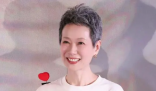 叶童回应白发显老 大方展示自己的白发