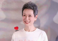 叶童回应白发显老 大方展示自己的白发