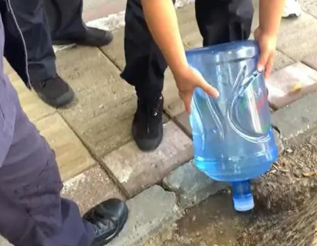 罕见病患者喝过的桶装水被倒掉浇树 当众倒水是对患者和家属的一种歧视