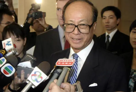 李嘉诚家族内地加快卖楼 销售首日购房者大排长队