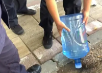 罕见病患者喝过的桶装水被倒掉浇树 该事件引发了网友的关注和讨论