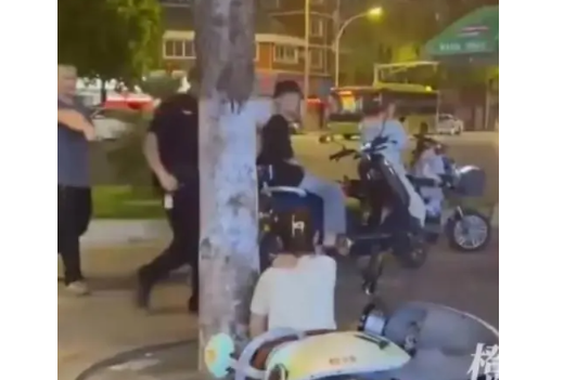 男子持剪刀扎人致3人受伤 被刑拘 这到底是怎么回事？