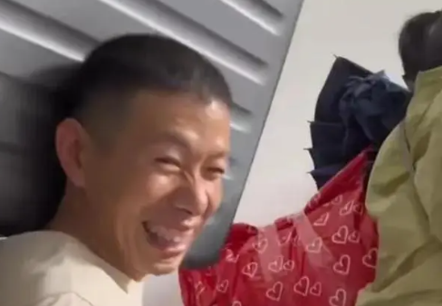 男生考上浙大爸爸扛行李直奔6楼 引发了众多网友的共鸣和感慨