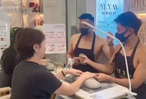 美甲店帅哥光膀子服务?老板回应 市民们对此看法不一
