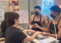 美甲店帅哥光膀子服务?老板回应 市民们对此看法不一