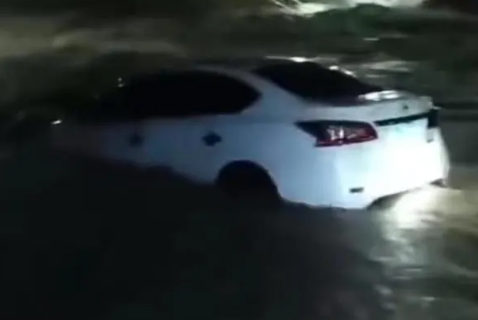 载4人汽车被暴雨冲入河中3姐弟死亡 这到底是怎么回事？