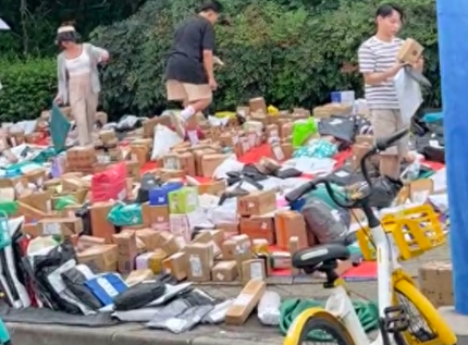 高校禁快递入校 包裹堆积成山 给生活造成很大不便