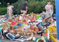 高校禁快递入校 包裹堆积成山 给生活造成很大不便