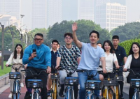蒋万安体验扫码骑行共享单车 约半个小时的骑行活动