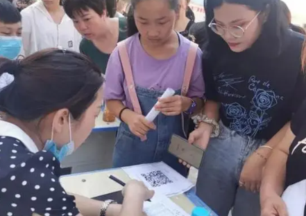 中学倡议家长捐款装空调被叫停 为孩子们创造一个更好的学习环境