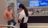 男子在瑞幸店外怒砸多杯酱香拿铁 这到底是怎么回事？
