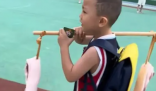 孩子扛2条五花肉送老师 引发了网友们的热议