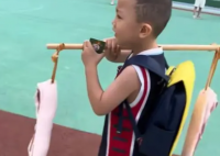 孩子扛2条五花肉送老师 这个简单而感人的故事
