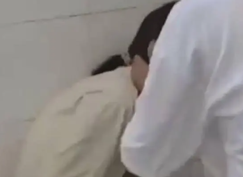 女生遭多人厕所内殴打逼迫下跪 这到底是怎么回事？ 