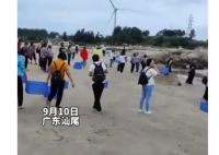 广东多人往海里放生60多箱矿泉水 大千世界无奇不有，大受震撼