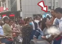 父母离婚在校门口抢孩子 孩子大哭 唤起了人们对家庭关系的关注