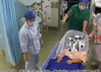 女子腹痛不知怀孕医院厕所产女 我们可以看到母爱的伟大和生命的神奇