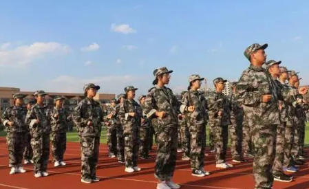 军训顺拐同学们组成了方队 有人认为这种做法不妥