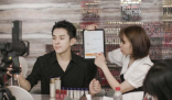 李佳琦吹羽毛二创视频出圈 他的一举一动都备受关注