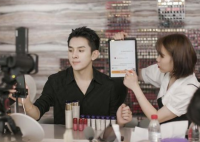 李佳琦吹羽毛二创视频出圈 他的一举一动都备受关注