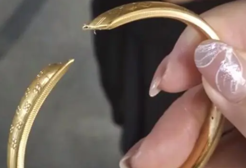 女子看热闹金手镯被人剪断险被偷  我们应该提高自身的安全防范意识 