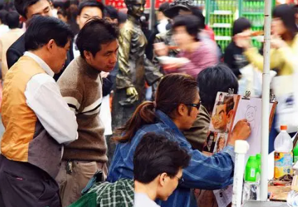 年轻人重新迷上十元店 年轻人的消费观也在发生着深刻的变化