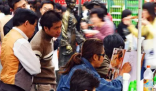 年轻人重新迷上十元店 展现了新的消费观念