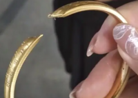 女子看热闹金手镯被人剪断险被偷  我们应该提高自身的安全防范意识 