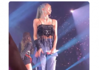 lisa演唱会现场捂嘴哭泣 这让许多人感到意外和心疼